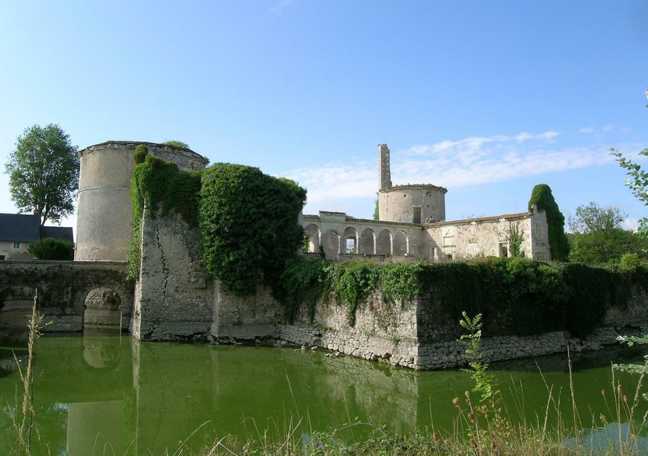 Le Vieux Chateau De Hommes Exterior photo